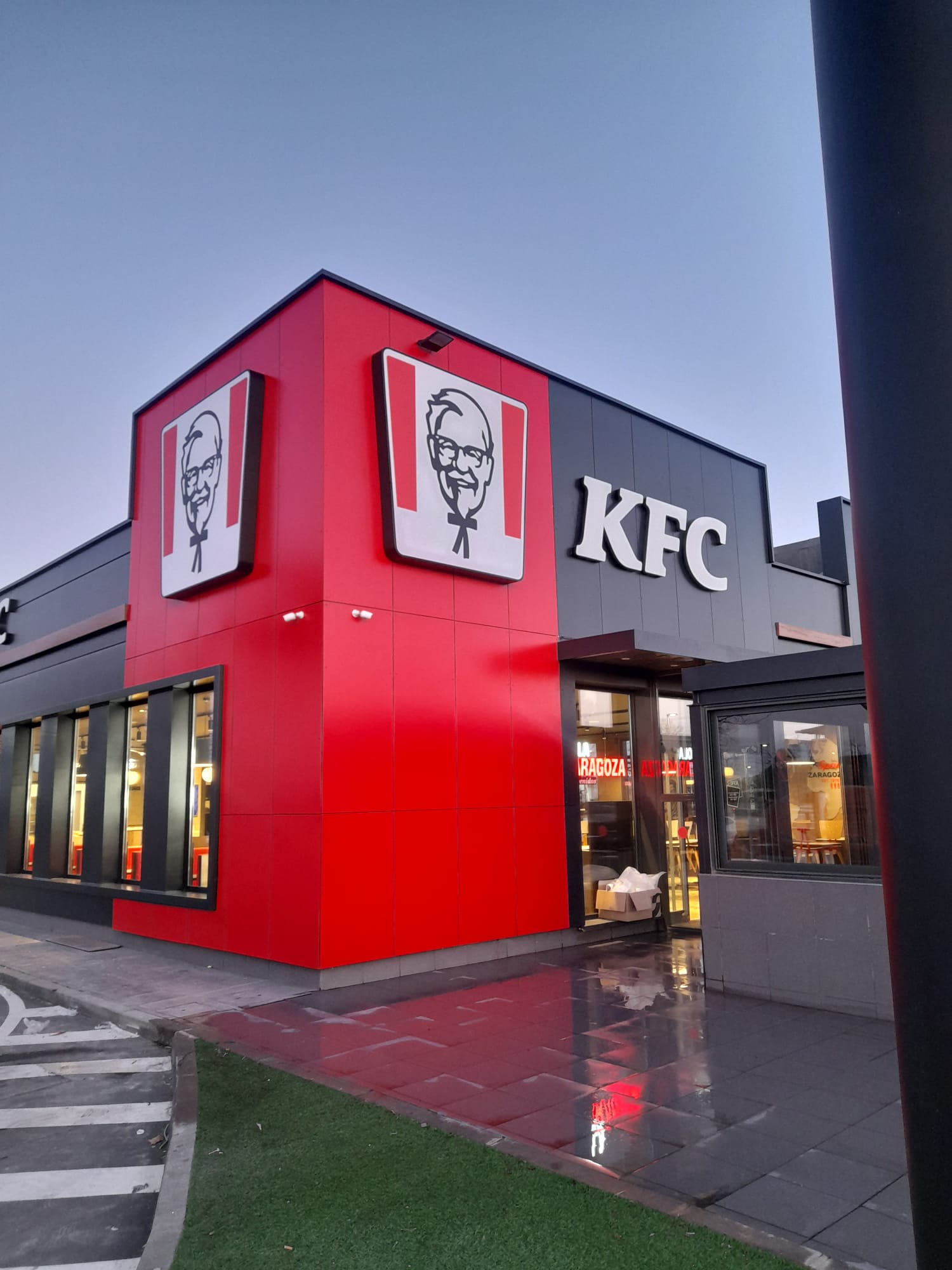 Restaurante KFC ubicado en el Centro Comercial Puerto Venecia, en la ciudad de Zaragoza, ha completado recientemente su proceso de renovación con la ejecución de un proyecto de actualización integral de imagen que ha incluido la intervención en el interior del establecimiento, su fachada exterior y la zona de terraza.